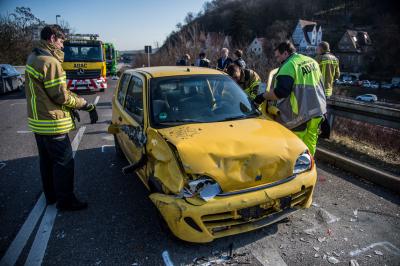 Esslingen: 81-jaehriger Fahrer rammt durch medizinischen Notfall mehrere Fahrzeuge - 2 Verletzte